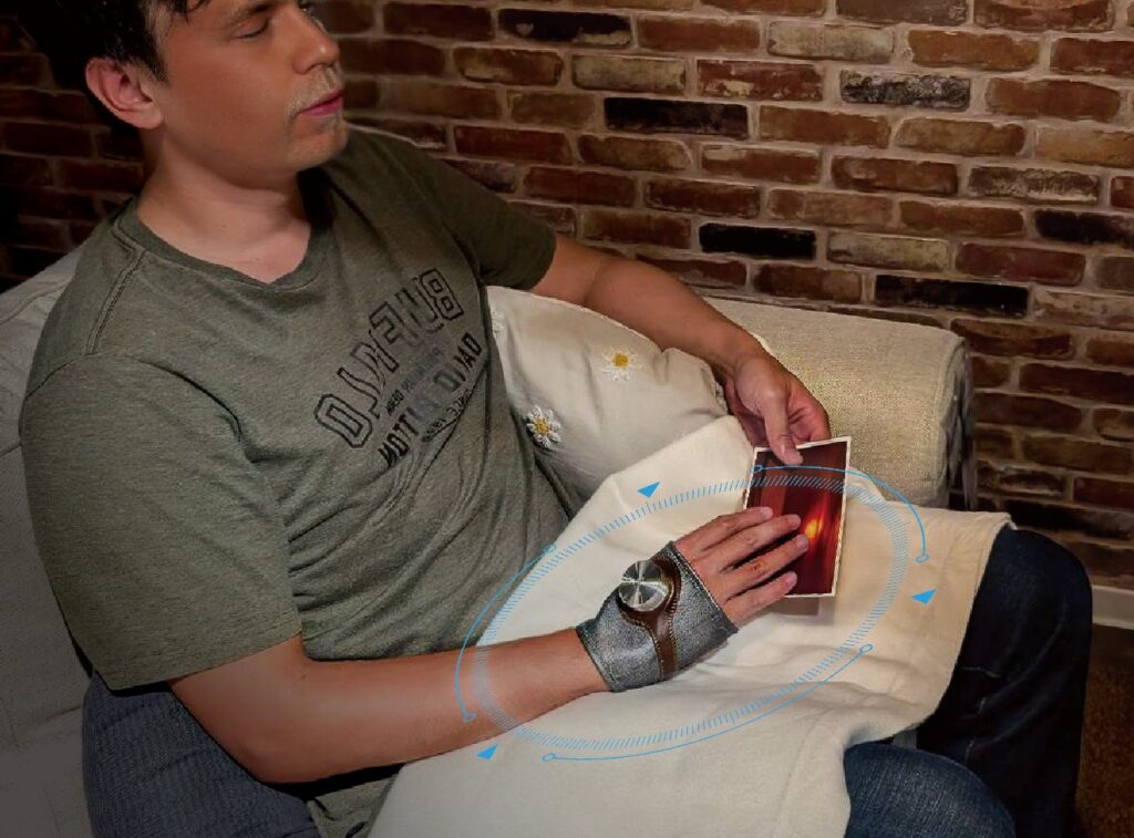 我们的旗舰产品 AI 手套(AI Glove)